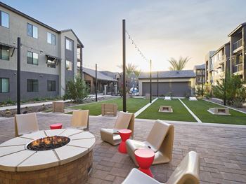 Cornhole & horseshoes